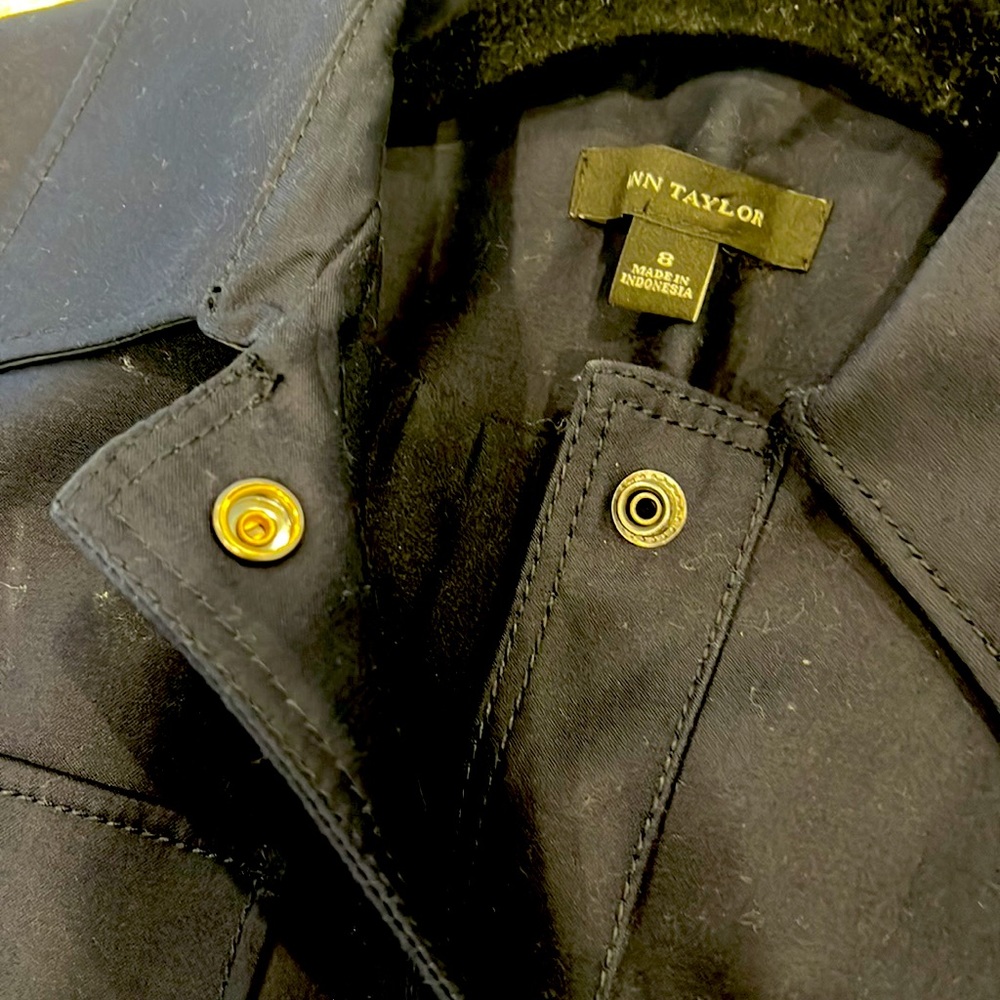 ANN TAYLOR NAVY WOMENS LINED JACKET. SIZE 8 Pit to pit 19”/Length 22.5”/Arms 23” - Picture 5 of 9